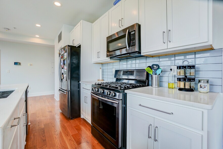 Kitchen - 800 21st St NE