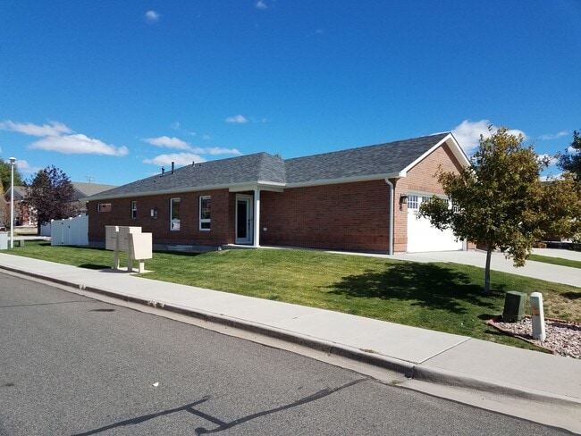 Building Photo - House For Lease
