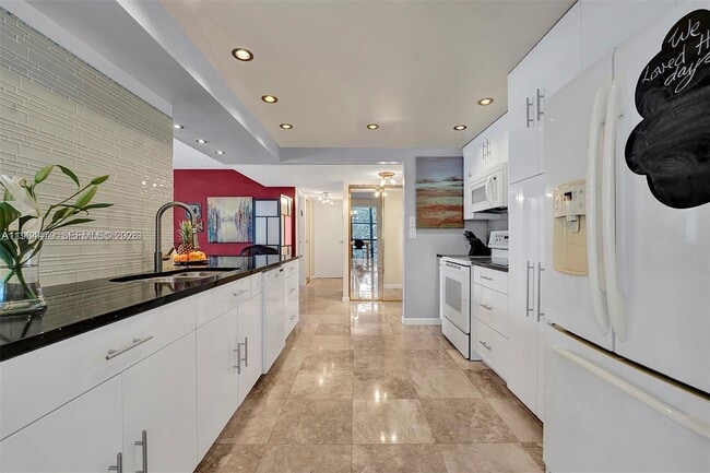 Building Photo - 1000 Parkview Dr