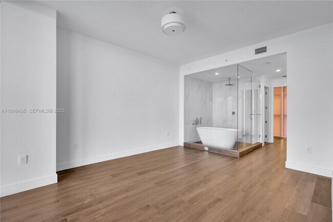 Building Photo - 700 NE 24th St