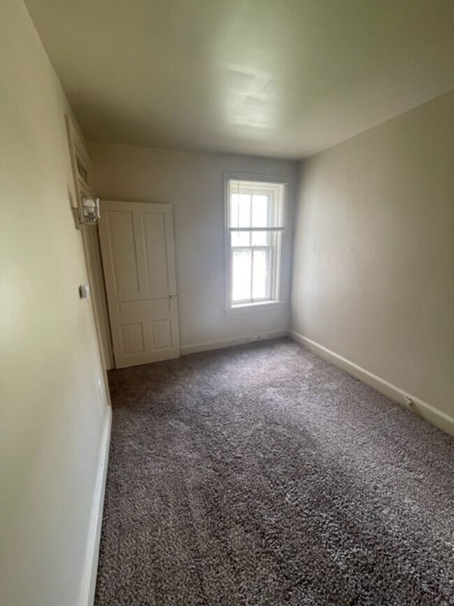 Building Photo - 3 Bedroom Single Family Home in Harrisburg!