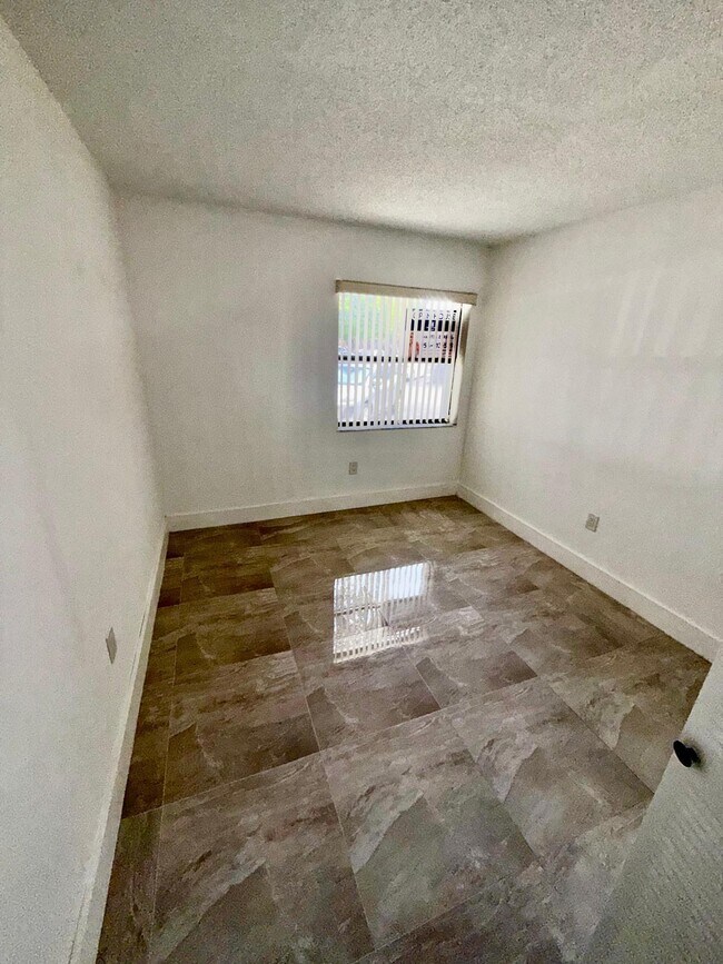 Building Photo - 9405 Fontainebleau Blvd