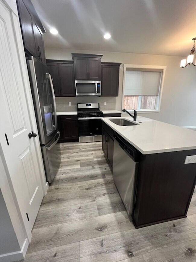 Building Photo - 3 Bedroom 2.5 Bath Newberg OR