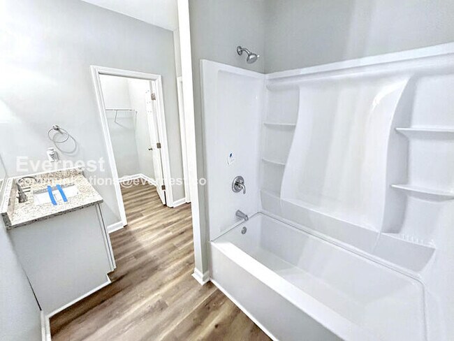 Building Photo - Fast-Track Savings /6 Bed, 3 Bath Home with Fenced Yard & Off-Street Parking / Pet-Friendly / Ava...