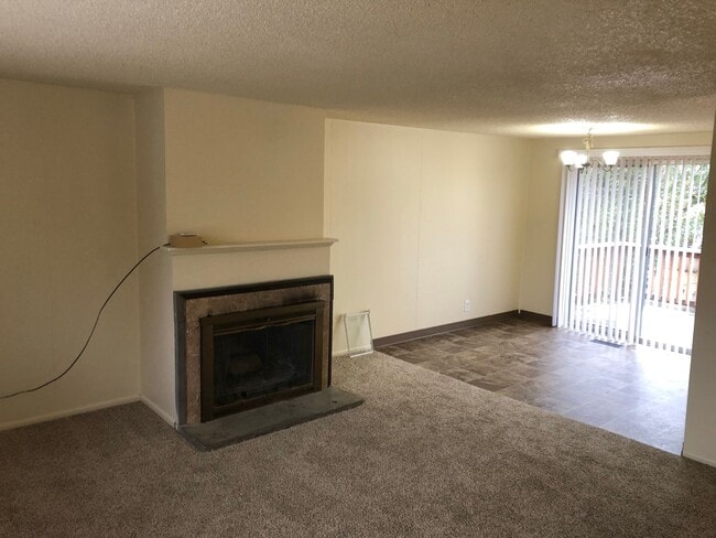 Building Photo - Large 3 Bed, 2 Bath Split Level Home in Newberg- Landscaping Included