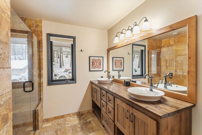 Building Photo - Beautiful Townhome on Golf Course!