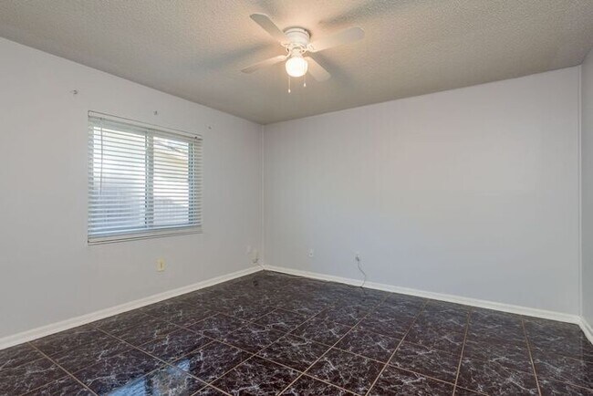 Building Photo - 4/2 Tampa Home