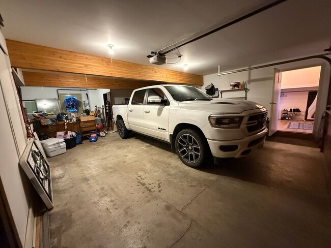 Building Photo - 4-bedroom home in Fairbanks / Dog friendly / Natural Gas