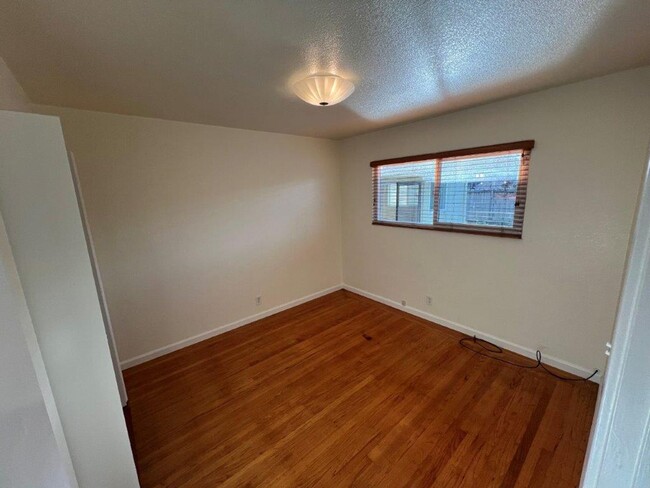 Building Photo - Nor Cal Realty Inc, - 2 BD 2 BTH Single fa...