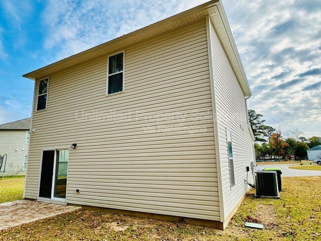 Building Photo - 1301 Putnam Dr