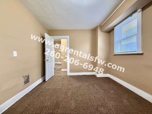 Building Photo - 5 Bedroom House