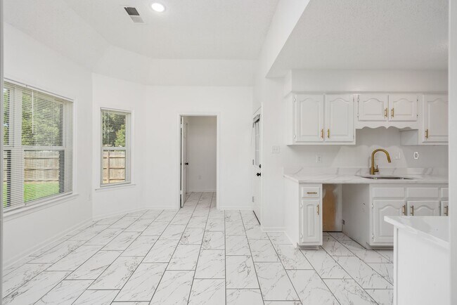 Building Photo - 3 Bedroom, 2 bath with a bonus room near B...