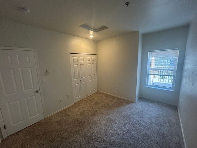 Building Photo - 3 Bed, 2 bath 3rd floor Condo w/garage in ...