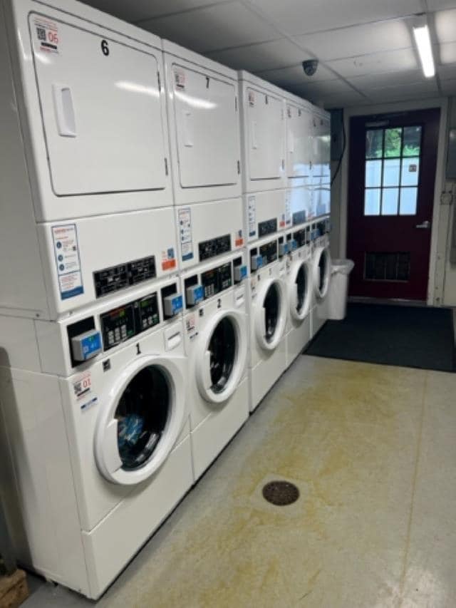 Building Photo - 210 Brook Village Rd