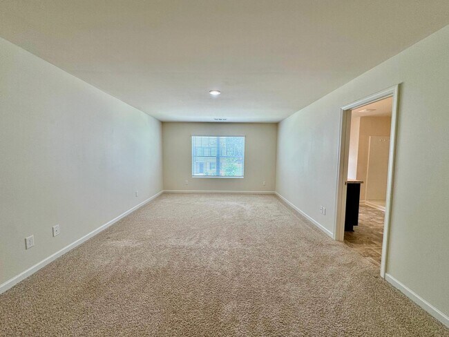 Building Photo - Beautiful 5 bedroom, 3 full bath home in D...