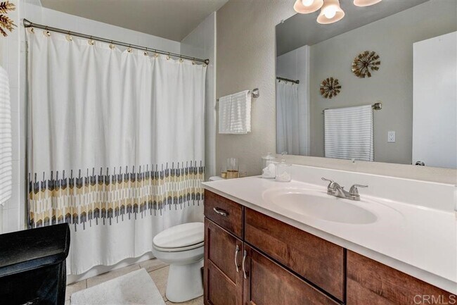 Building Photo - Spacious 2 bedroom 1 bathroom Condo with L...