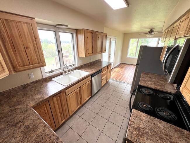 Building Photo - Pet Friendly 5 Bed 2 Bath Single Family Ho...