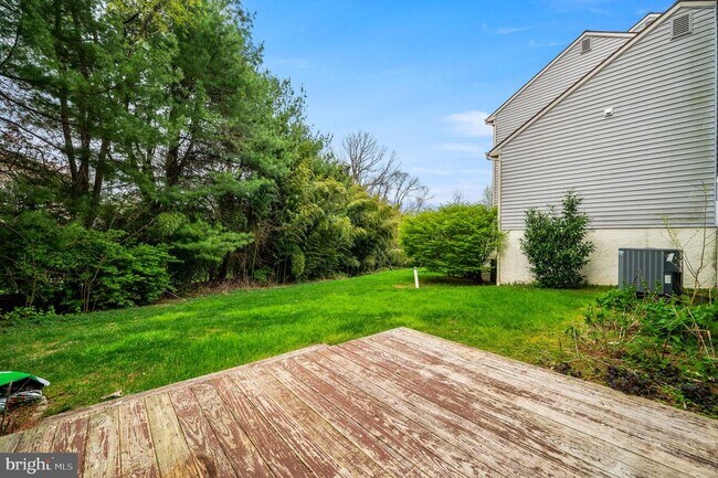Building Photo - 302 Pinebrooke Cir
