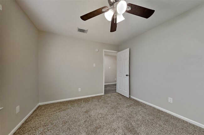 Building Photo - 3327 Colonel Ct Dr