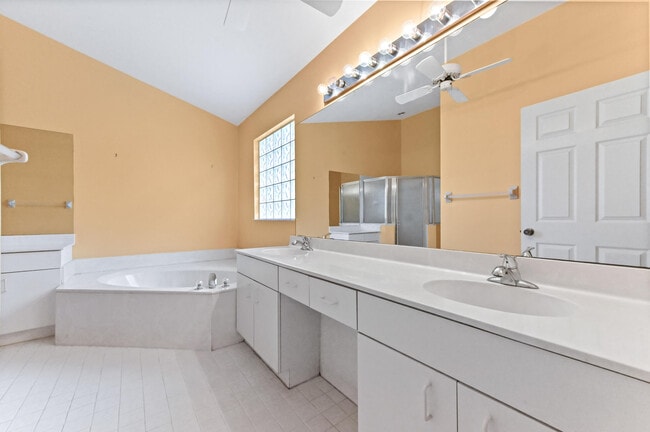 Building Photo - 14066 Glenlyon Ct