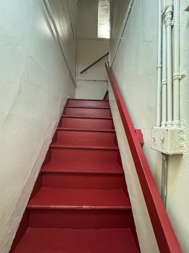 Building Photo - 215 E 9th St