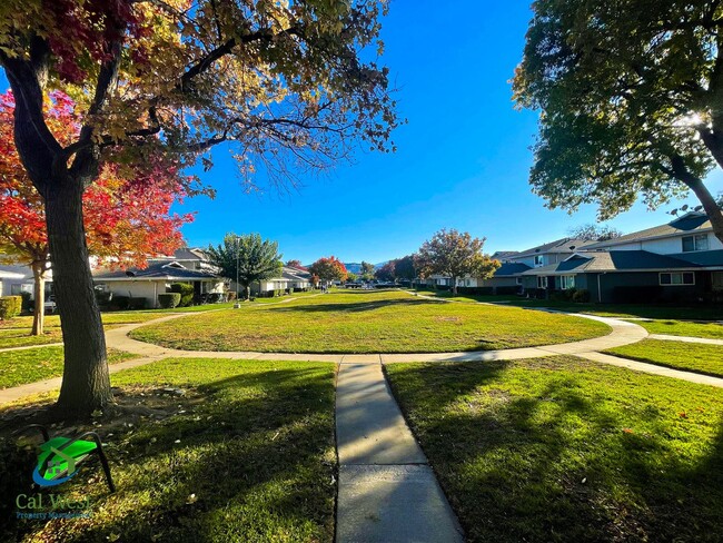 Building Photo - $2795- 2 Bed/1 Bath Remodeled two Story To...