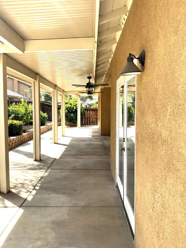 Building Photo - Beautiful 5 Bedroom Home in Desirable Stoney Mountain Ranch – Now Available!