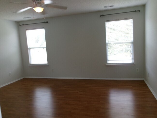 Building Photo - 3 bedroom, 2.5 bath home located in Bellegrove Preserve