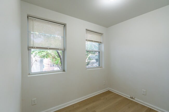 Building Photo - Newly Rehabbed 4 bedroom 2 full bathrooms ...