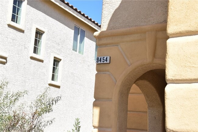 Building Photo - 9454 Magnificent Ave