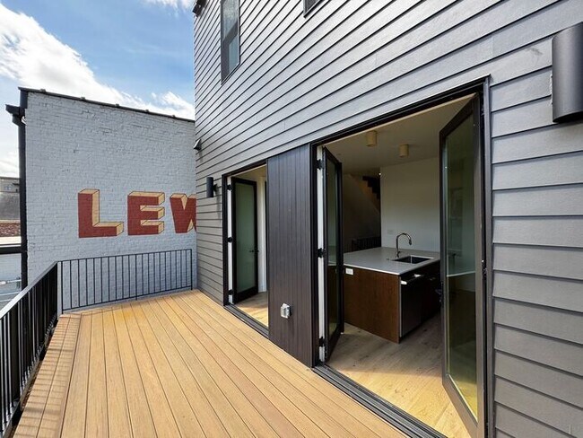 Building Photo - Luxury in the Heart of Huntsville