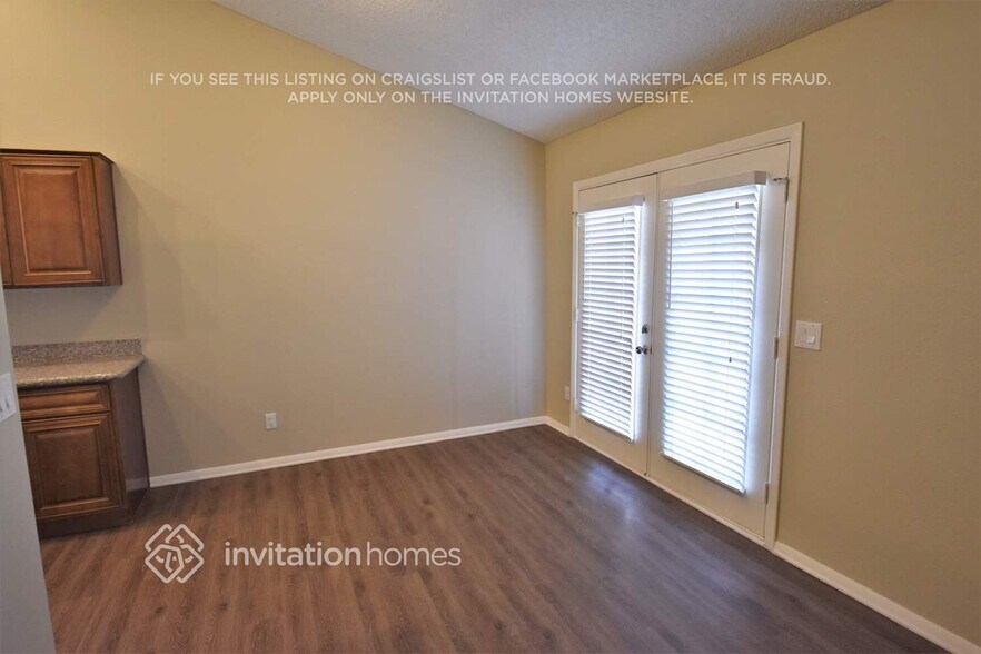 Building Photo - 652 E Calle Del Norte