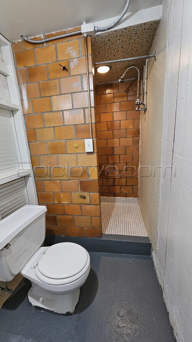 Building Photo - 1105 33rd St SE