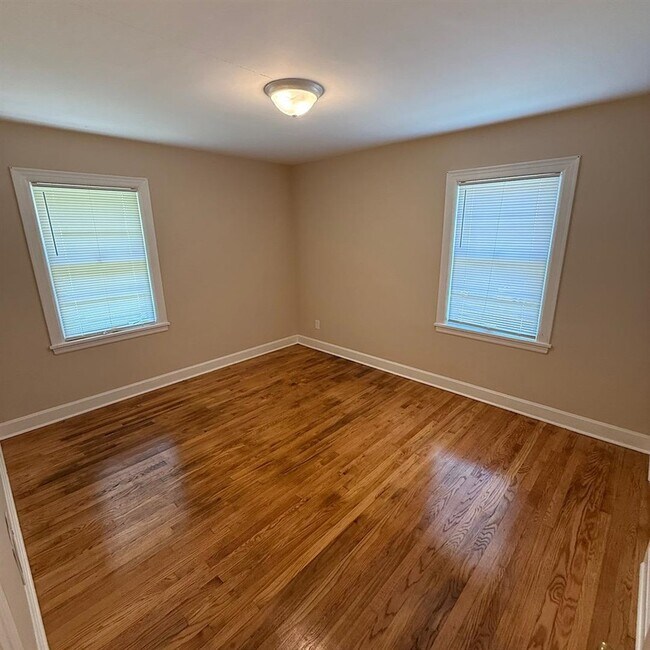 Building Photo - 1704 Kenton St