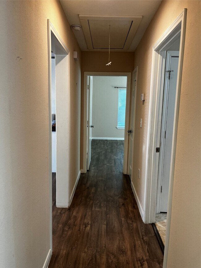 Building Photo - 104 N Eastwood St