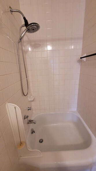Building Photo - 412 20th Ave NE