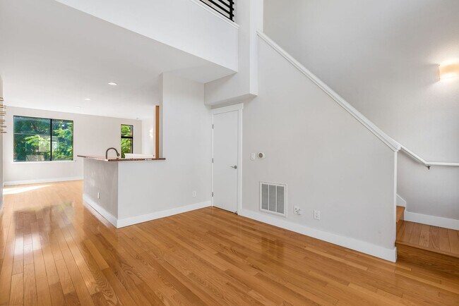 Building Photo - Modern 2BD/2BA Townhome w/ Private Yard, G...