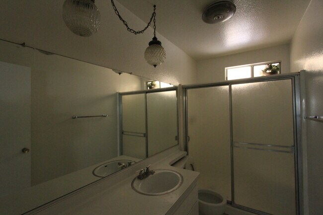 Building Photo - 3bedroom/ 2bathroom Condo with 2 garage parking