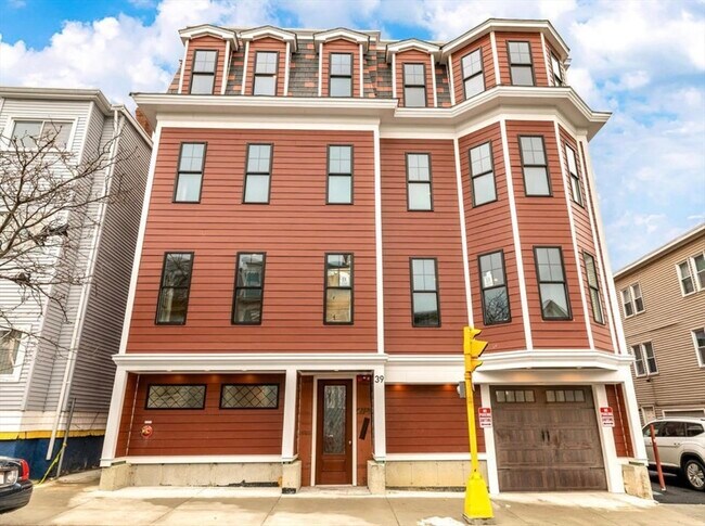 Primary Photo - 39 Lexington St