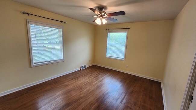 Building Photo - 3 Bedroom, 2 Bathroom House - Available May 1st with early move-in possible!