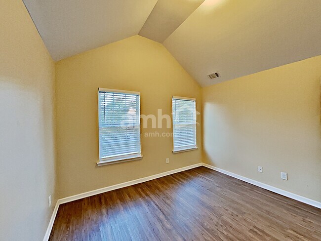 Building Photo - 303 Hidden Creek Ln