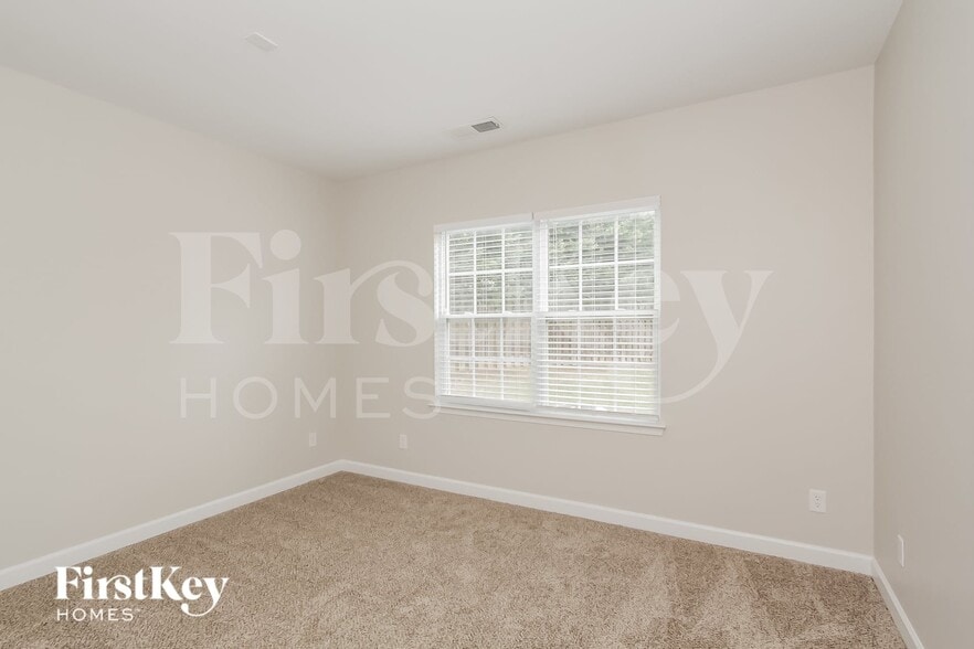 Building Photo - 240 Golden Valley Dr