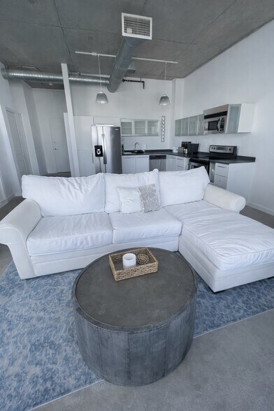 Building Photo - 10 SW South River Dr