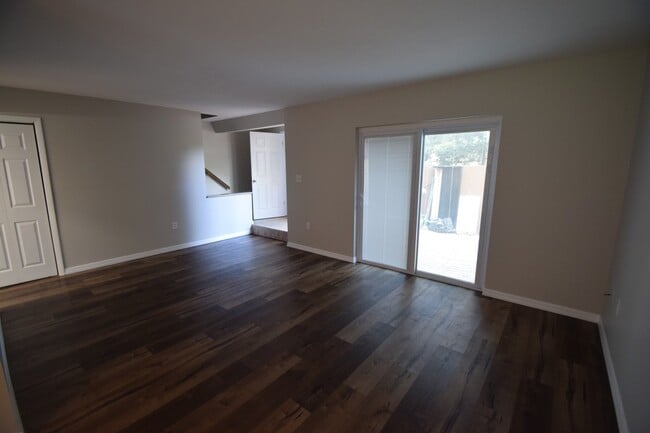 Building Photo - 3BR/1.5BA two story Townhouse