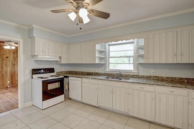 Building Photo - 211 Oak Leaf Dr