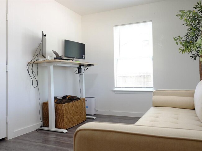 Building Photo - 1401 Marcus Pl