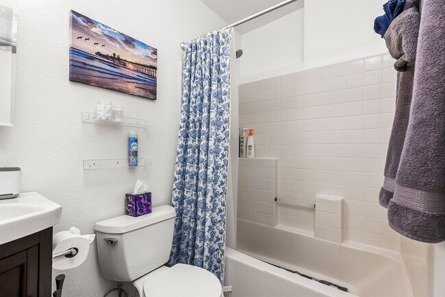 Building Photo - Charming comfy Studio in La Jolla Village!