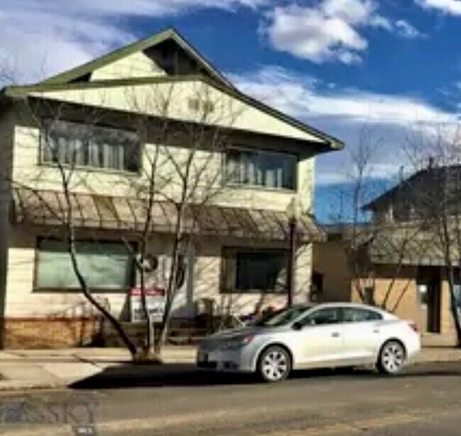 Building Photo - 107 Elm St