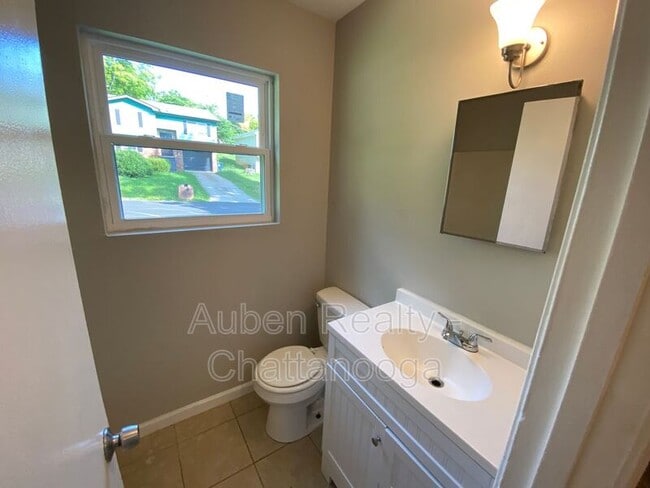 Building Photo - 832 Sylvan Dr