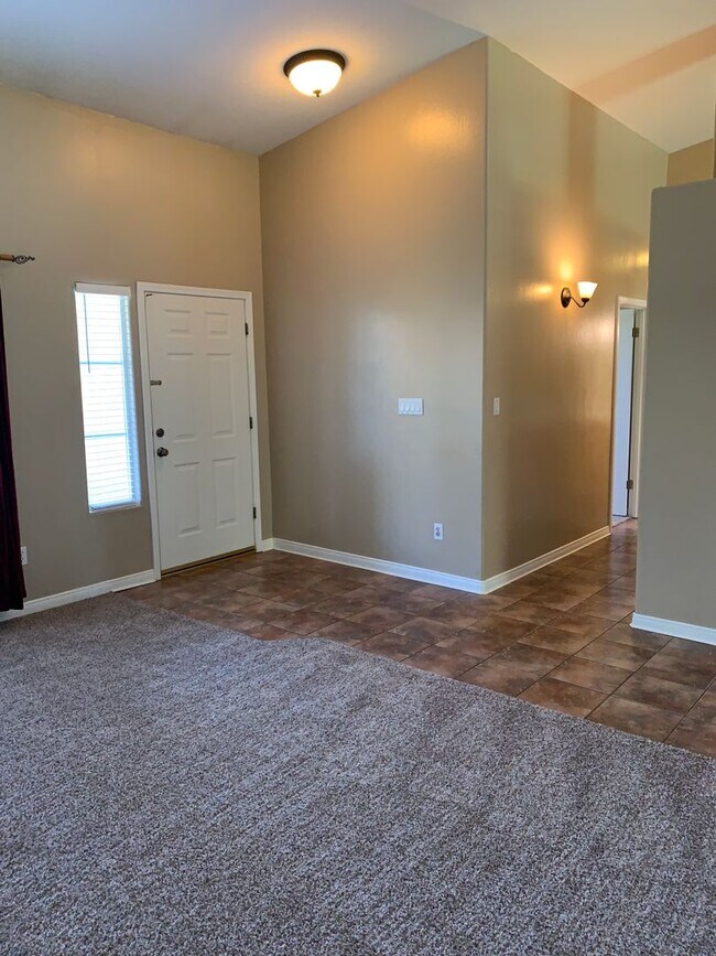 Building Photo - River Oaks Area Stockdale Highway & Buena Vista 93311 4+2 $2600